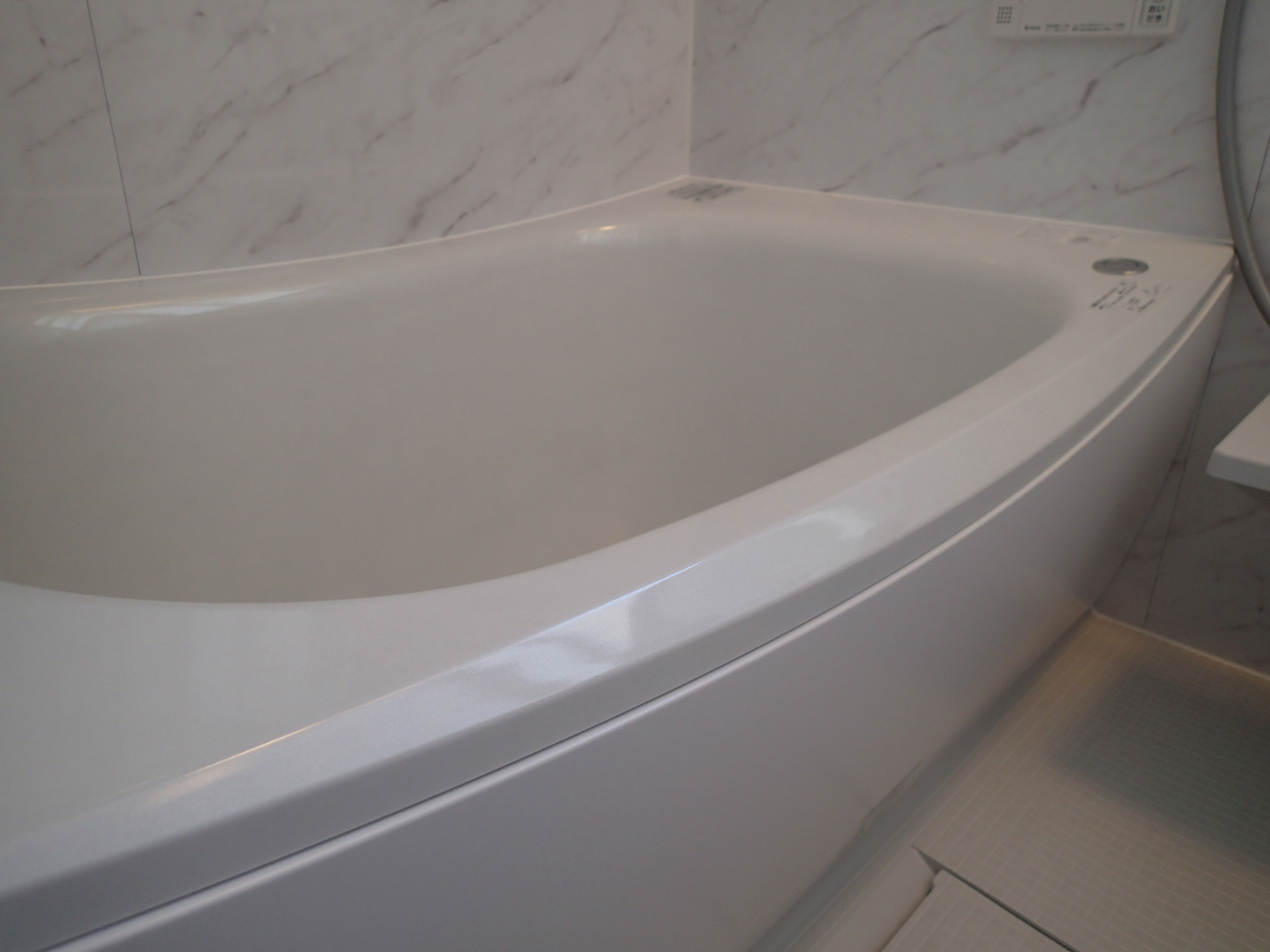 ゆりかごにつつまれるようなデザインの浴槽はお掃除らくらく人大浴槽仕様。もちろん魔法瓶浴槽です。