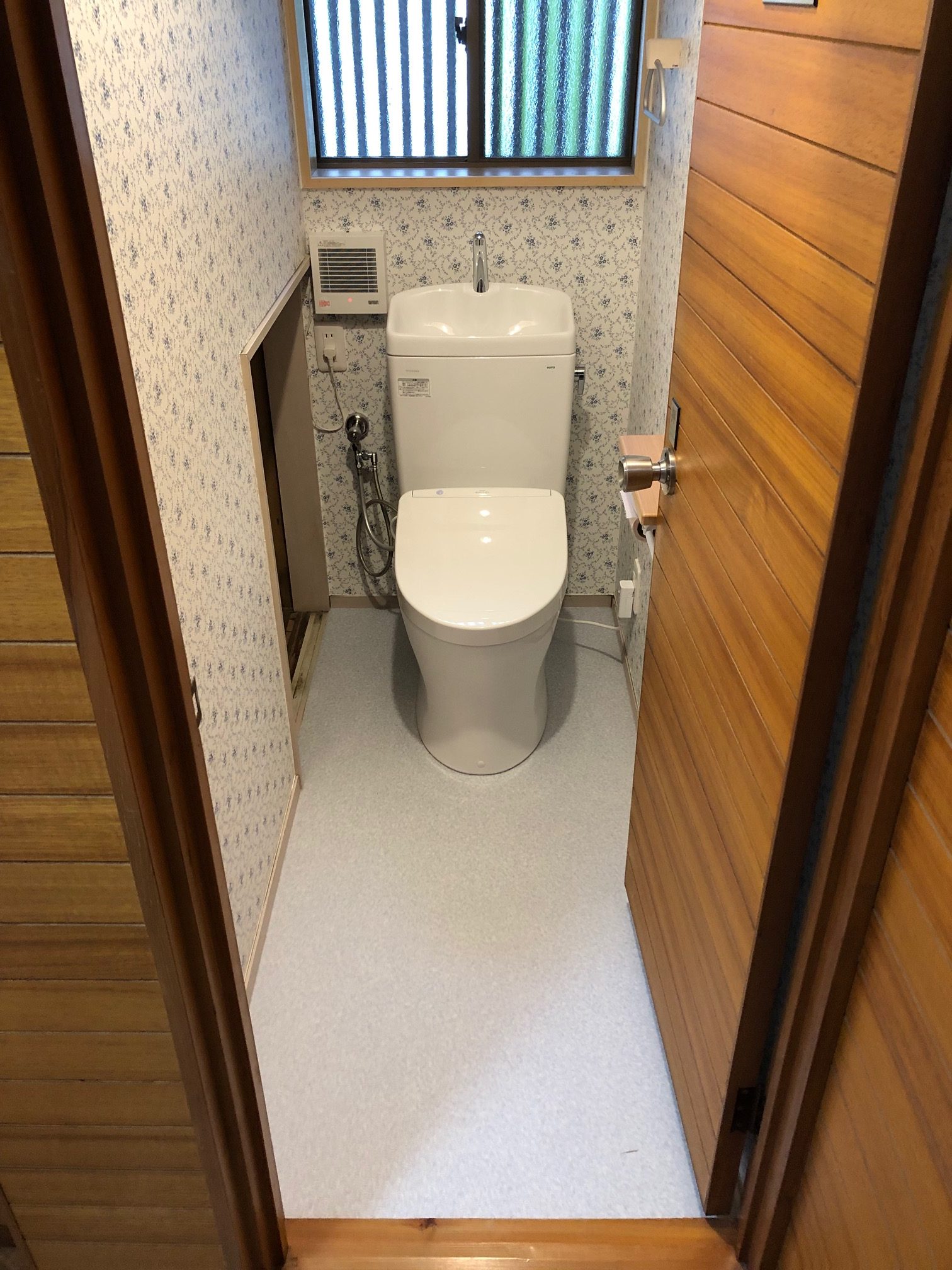 暗かった階段下のトイレをリフォームで快適に！｜施工実績｜創業明治5年の水まわりリフォーム専門店 桶庄&みずまわり